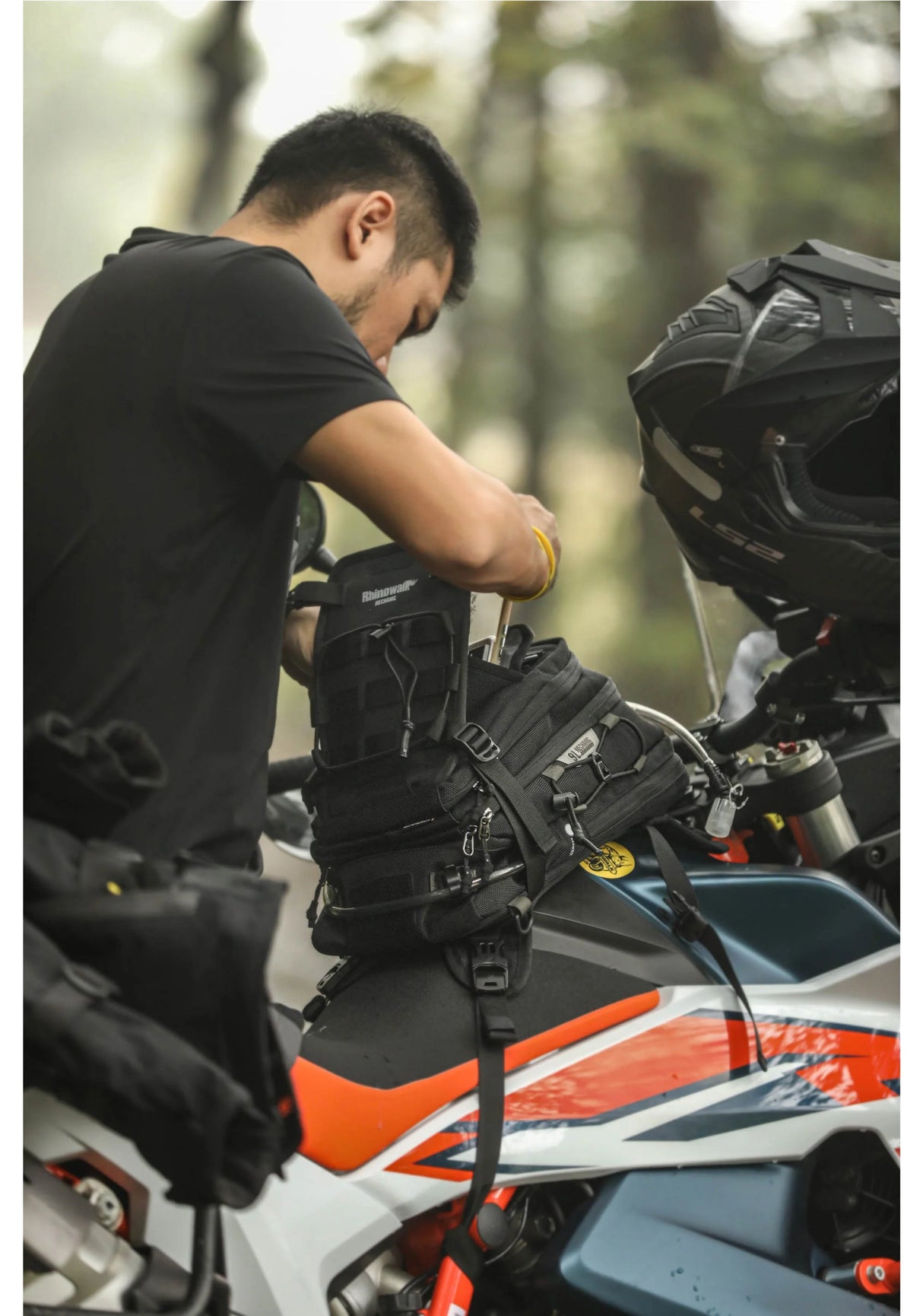 RhinoWalk 9L Motorcycle Tank Bag – Hydration Bladder, Waterproof Gear